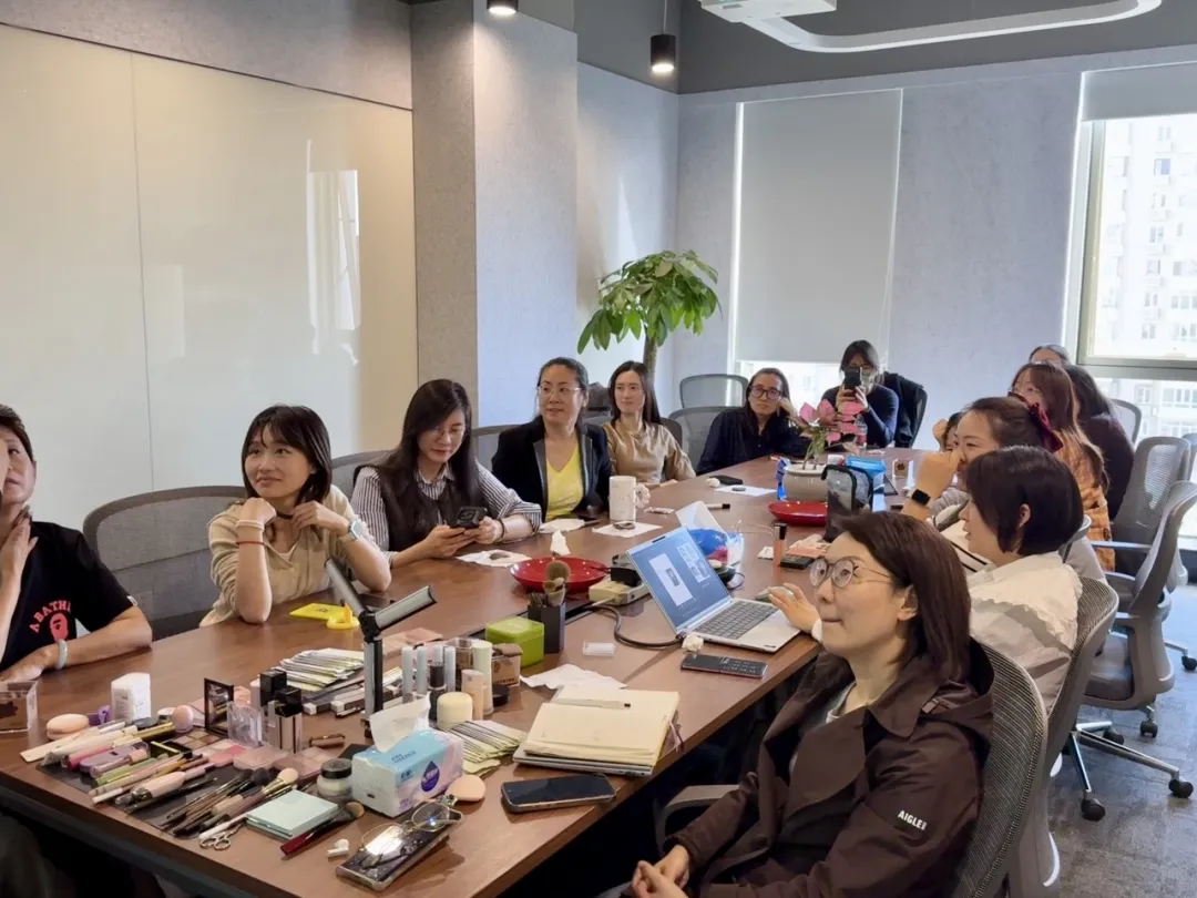 亿滋女工美妆局！手把手教你拿捏职场氛围感！